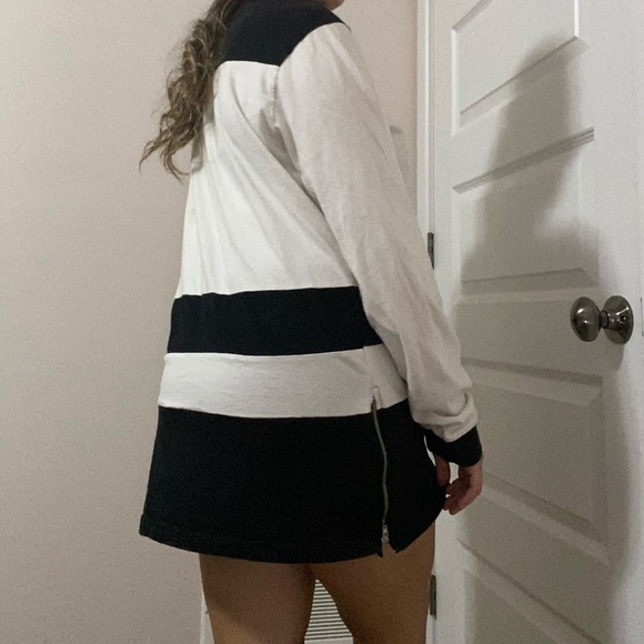 2/20$ T shirt with zipper on the side - Picture 2 of 2